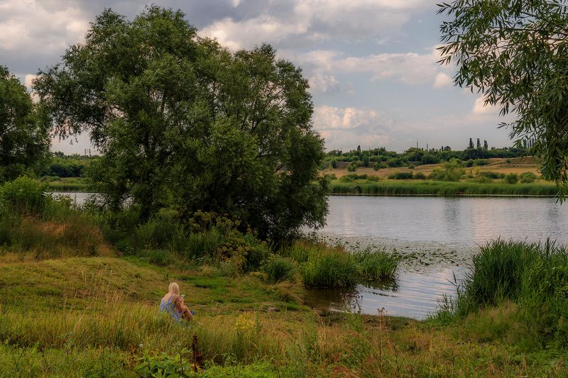 У реки фото превью