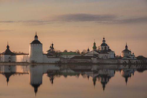 Ранним утром под стенами монастыря...