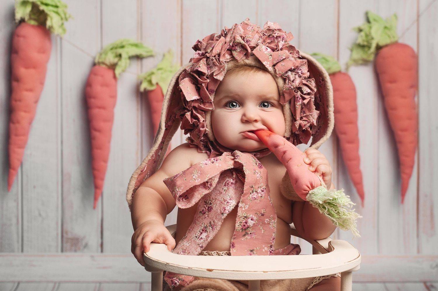 love, baby, family, babyphoto, familyphoto, children, childrenphoto, childrenphotography, зайка, малышка, детский портрет, детское фото, детская съёмка, портрет, ребёнок, пасха, девочка, морковка, дитя, ситтер, студийный портрет, Ману Фалько