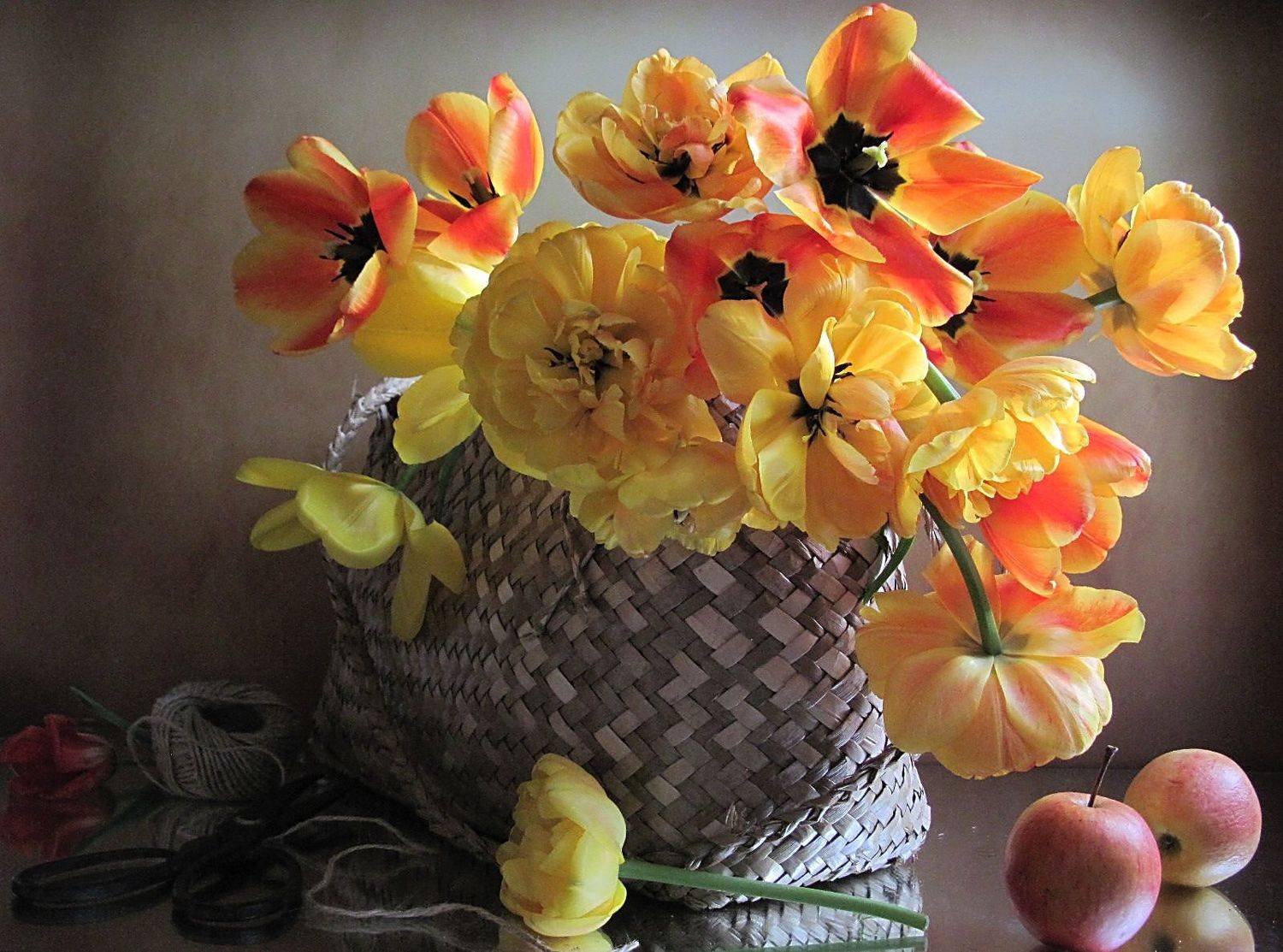 цветы, букет, тюльпаны, яблоки, корзина, Наталия Тихомирова