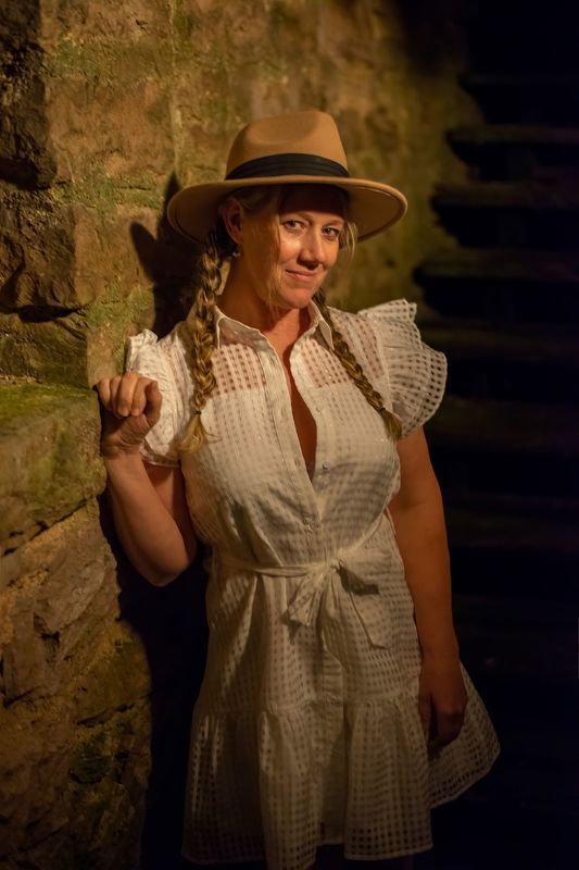 Girl in the Alley фото превью