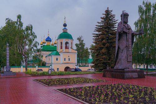 Ливны. Памятник Святителю Николаю Чудотворцу.