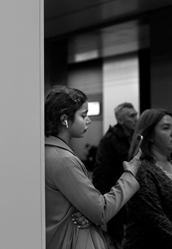 чб фото, уличное фото, метро, уличный женский портрет, пассажиры, девушка В Метро фото превью