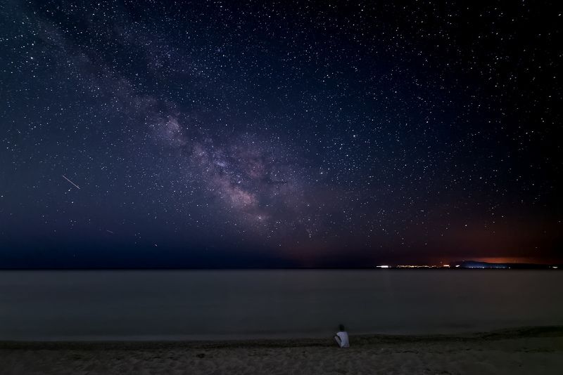 пейзаж, ночь, звезды, звездное небо, море, человек На краю бесконечности фото превью