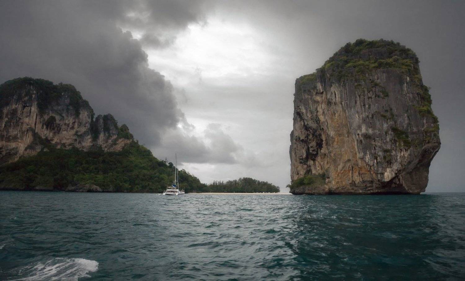 Море яхта камень остров гора джунгли тучи Таиланд Краби, Георгий Машковцев