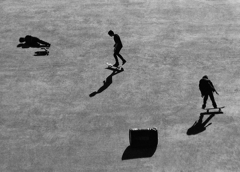 скейтбордисты, тени, площадь Трио фото превью