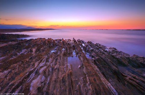 Закат на скалистом берегу