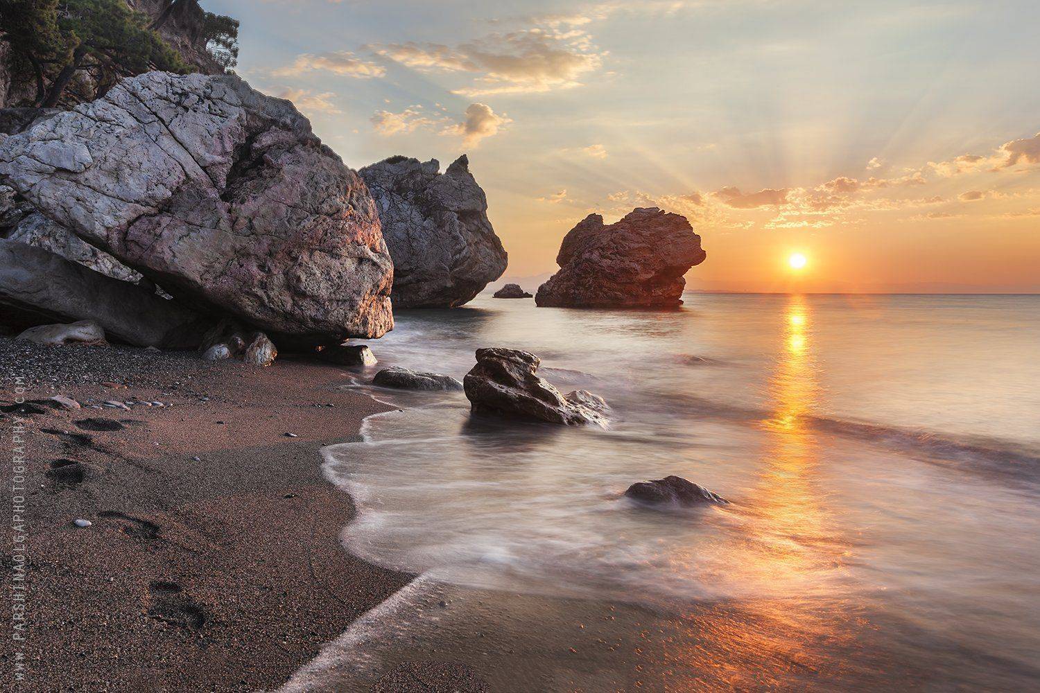 рассвет, восход, пляж, Турция, Анталия, небо, лучи, море, вода, природа, пейзаж, камни, волны, песок, sunrise, sunlight, first ray, Turkey, Antalia, wild beach, beach, sea, water, landscape, seascape, sun, nature, Ольга Паршина