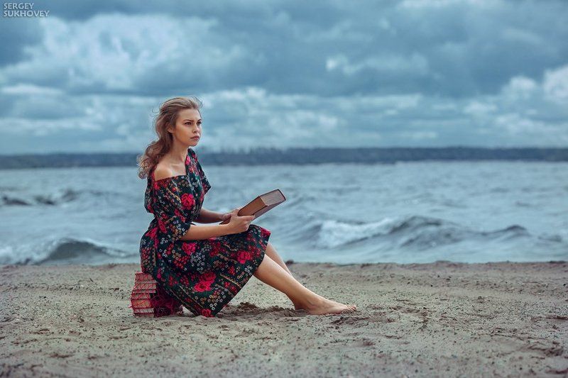 Берег, Ветер, Вода, Волны, Девушка, Книга, Море, Небо, Облака, Пляж, Прогулка, Ретро, Тучи, Чтение *** фото превью