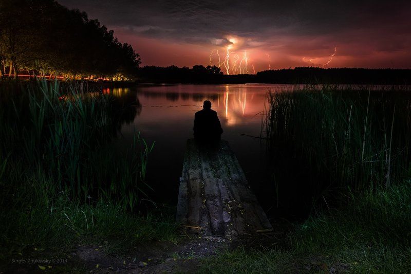 Берег, Вода, Вспышка, Гром, Действо, Кладка, Молния, Наблюдатель, Небо, Ночь, Озеро, Свет грома, Силует Наблюдатель фото превью