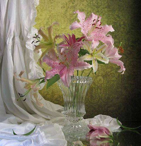 С восточными лилиями