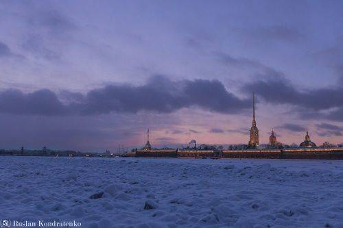 Вид на Петропавловскую крепость с замёрзшей Невы