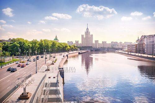 Высотка на Котельнической набережной и Москва-река