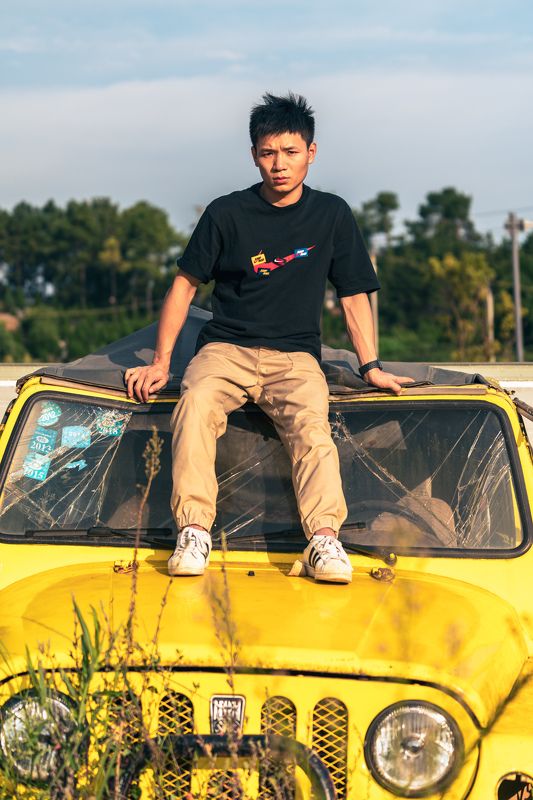 male, man portrait, man, yellow, abandoned, car, nature, trees, sky, china, chengdu, broken, old Adventure фото превью