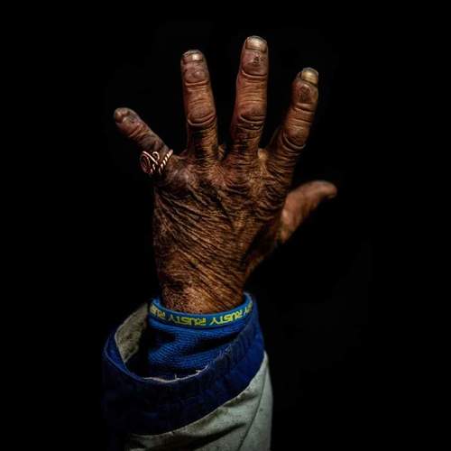 LAS MANOS DE LOS IN-VISIBLES