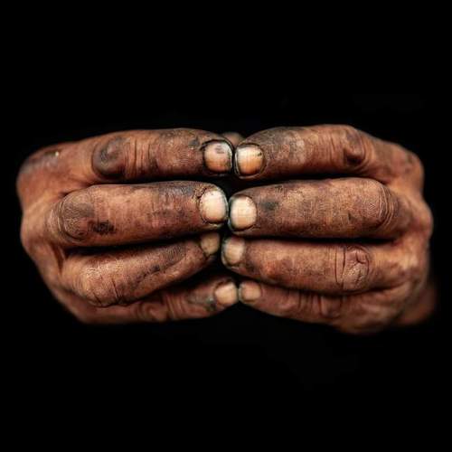 LAS MANOS DE LOS IN-VISIBLES