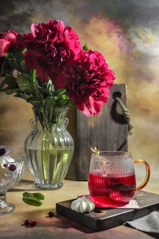 Букет пионов и чашечка каркаде. фото превью