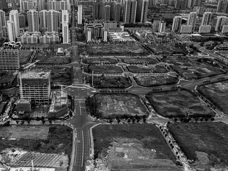 construction, city, megalopolis, black and white, tall buildings, river, bird\'s eye view, aerial view, field, land, roads, streets, trees, grass Bird\'s eye view фото превью