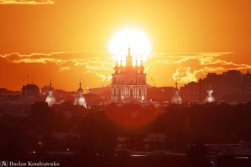 Закат за Смольным собором
