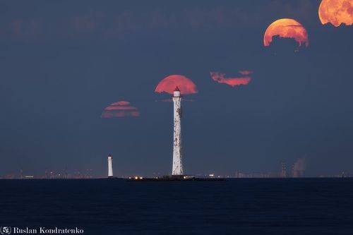 Секвенция с Луной за Задним створным маяком Морского канала