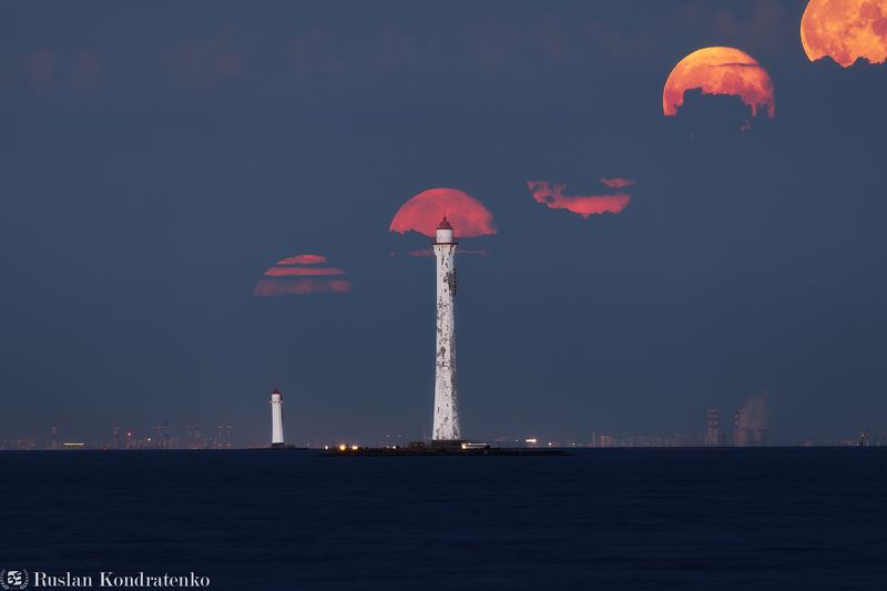 Секвенция с Луной за Задним створным маяком Морского канала фото превью