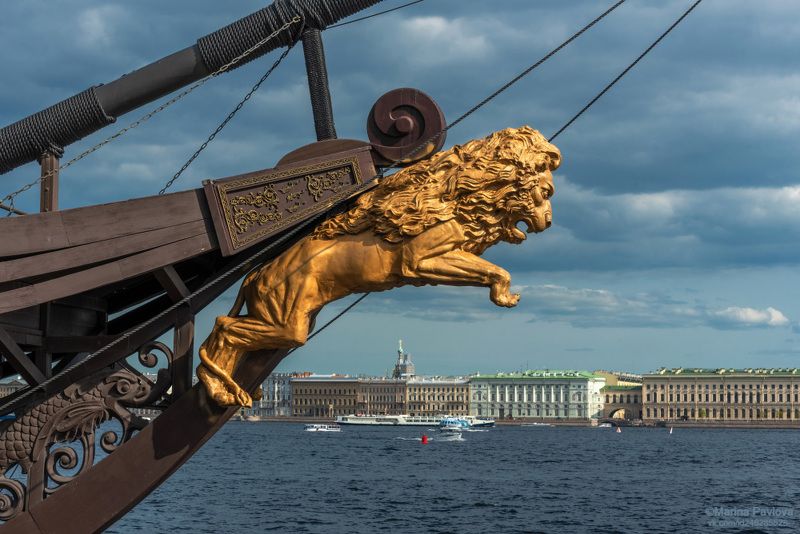 Вечерняя река Нева. Лев корабля-призрака... фото превью