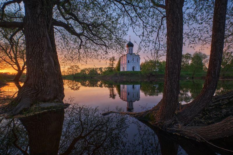 покрова на нерли,закат,вечер,храм,весна,май,архитектура,озеро,деревья,отражения Майский вечер у Покрова на Нерли фото превью
