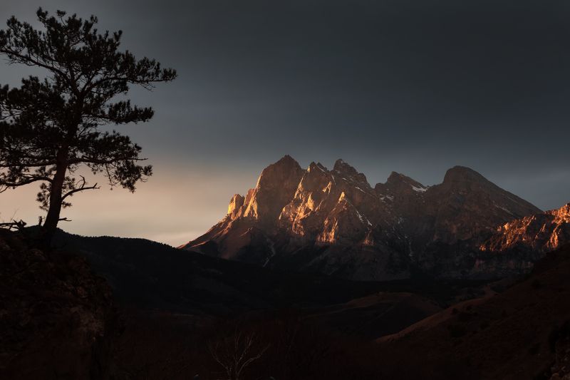 Цейлоам в лучах заката фото превью