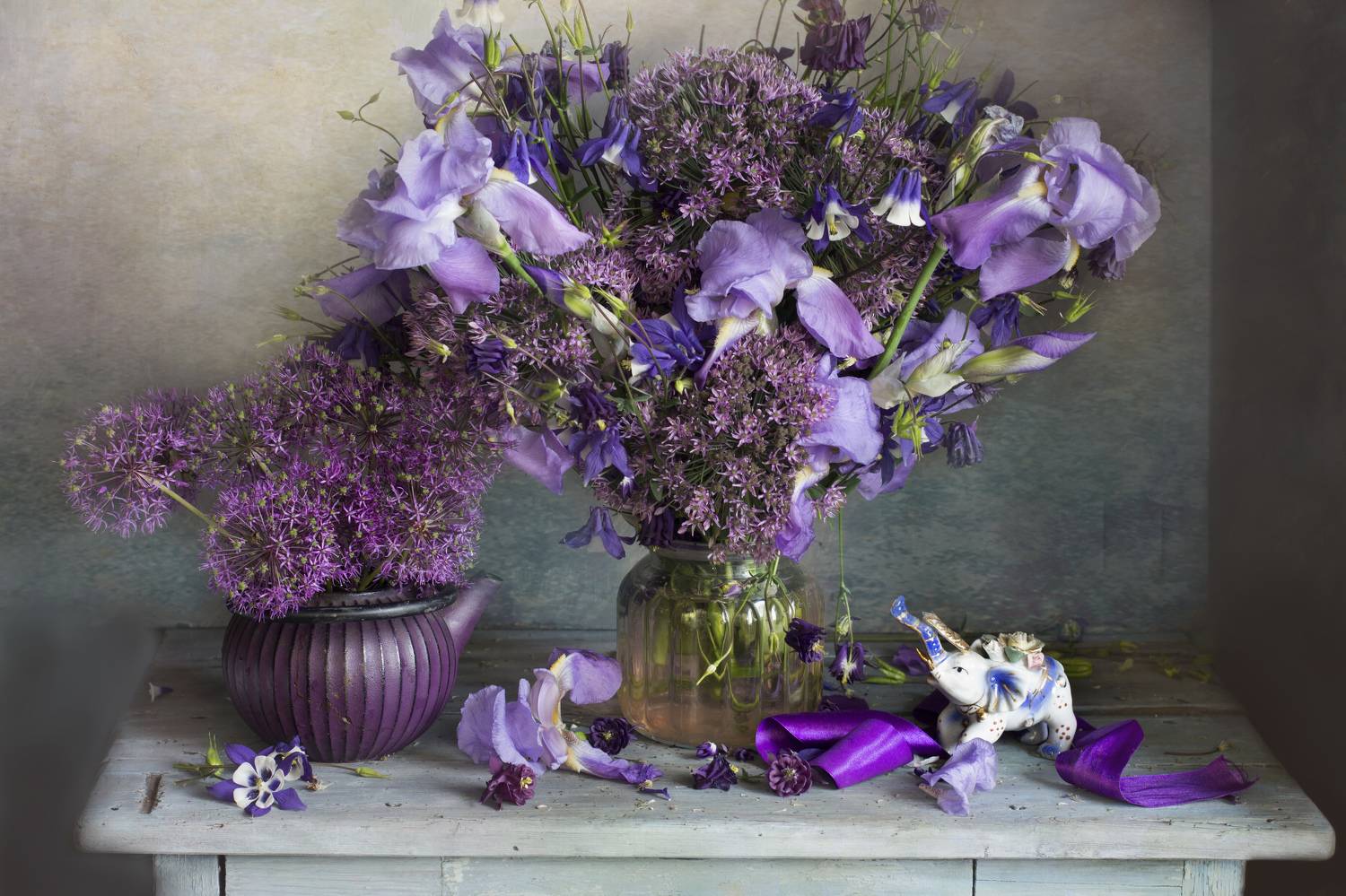 сиреневый цвет, натюрморт, весна, лук, ирисы, Зимина Лионелла