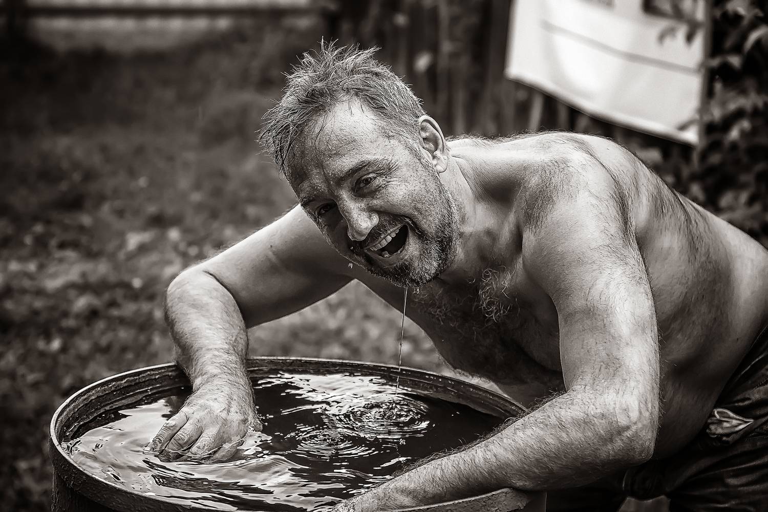 жанр, жанровый портрет, человек, мужчина, жара, бочка , вода, капли, Алексей Трифонов