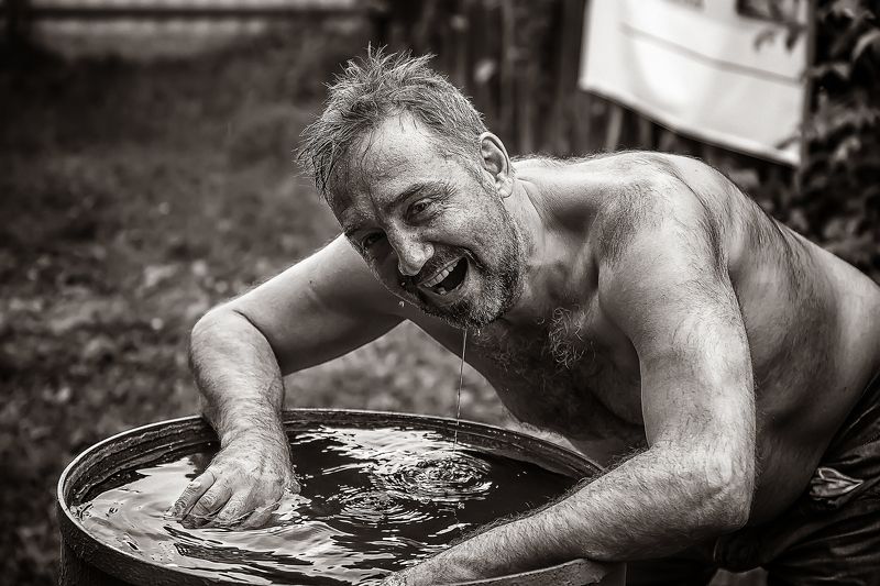 жанр, жанровый портрет, человек, мужчина, жара, бочка , вода, капли Жара фото превью