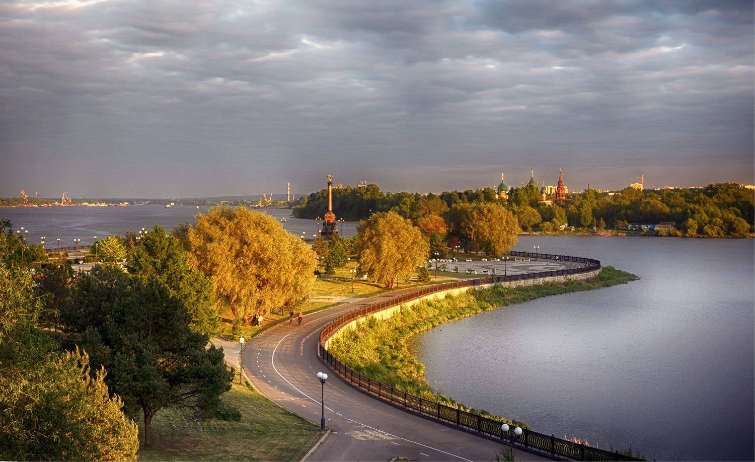 стрелка изгиб река памятник, Вера Петри