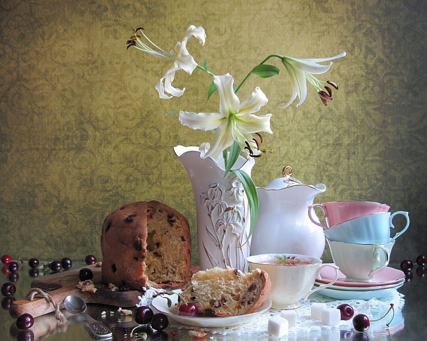 цветы, ветка, лилия, кулич, черешня, ваза, кувшин, чашки, кухонная доска, Наталия Тихомирова