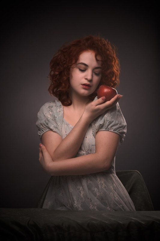 Девушка с яблоком фото превью