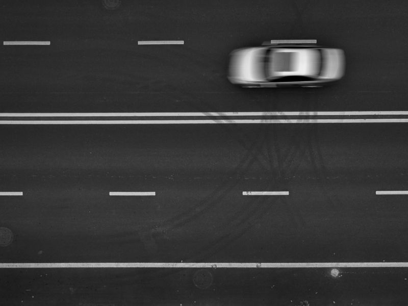 road, city, lane, traces, black, black and white Symmetry фото превью