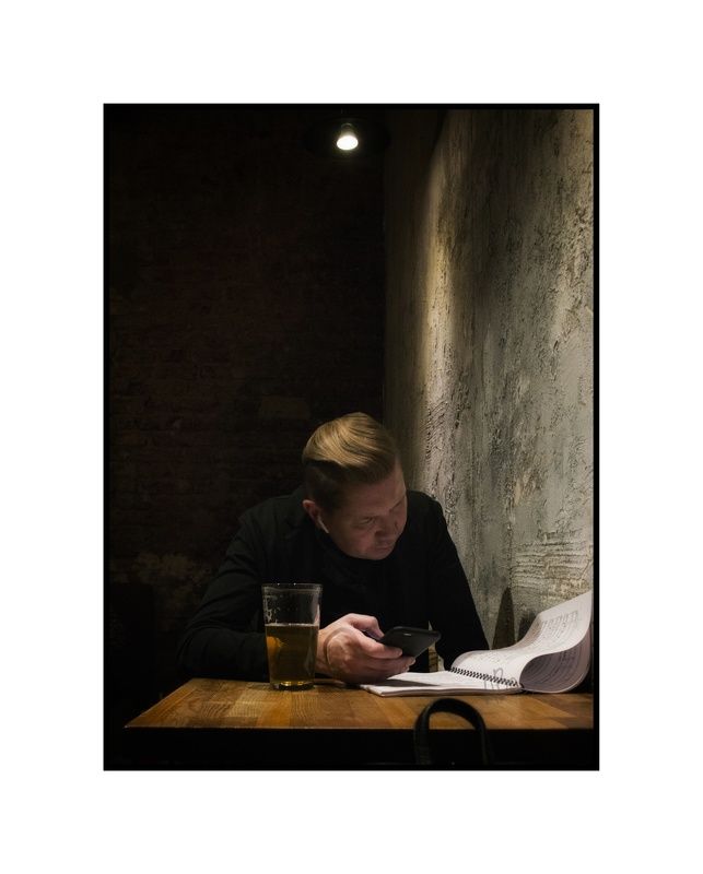 портрет, алекс босх, фотопортретспб Человек читающий ноты. фото превью