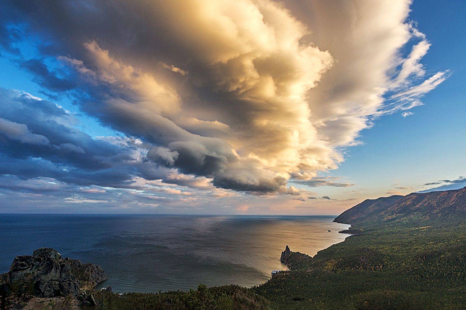 байкал, бухта песчаная, лентикулярные облака, Тильпунов Михаил