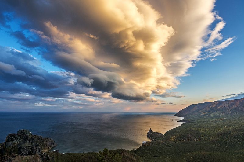 байкал, бухта песчаная, лентикулярные облака Лентикулярные облака над бухтой Песчаной фото превью