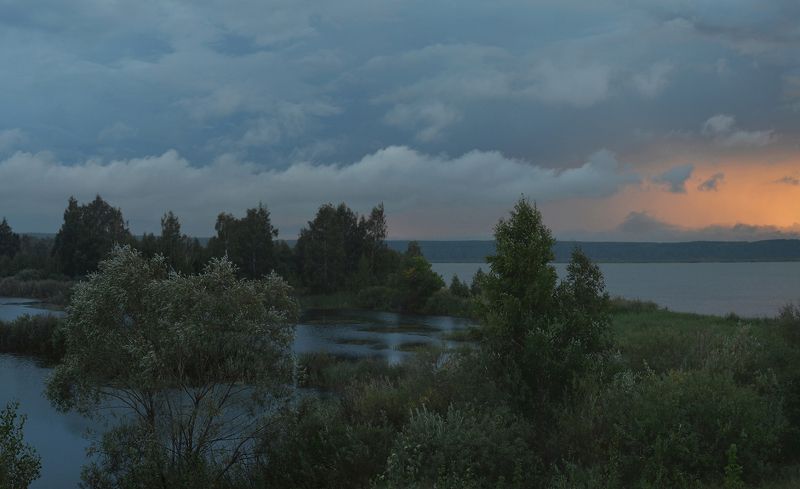 Ветер, тучи и закатный свет фото превью