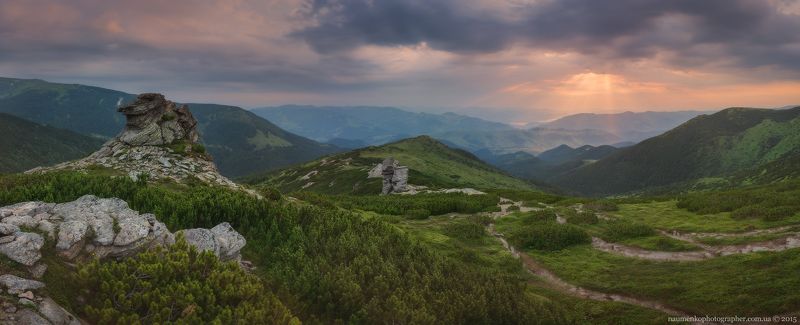 Карпаты. Вухатый камень. Лучи над Дземброней. фото превью