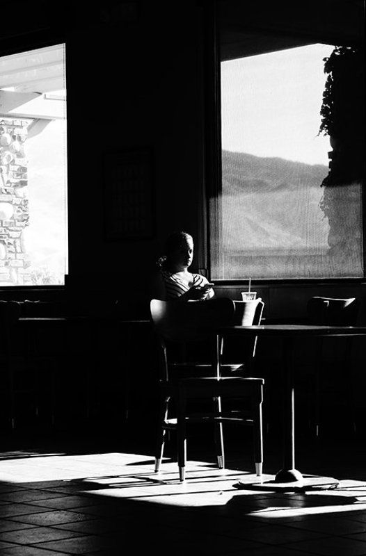 деушка, окна, свет, тени кафе Гармония света и тени фото превью