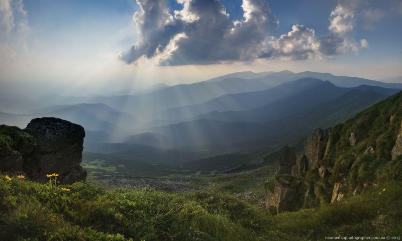 Вид с горы Поп Иван. Лучи заходящего солнца. фото превью