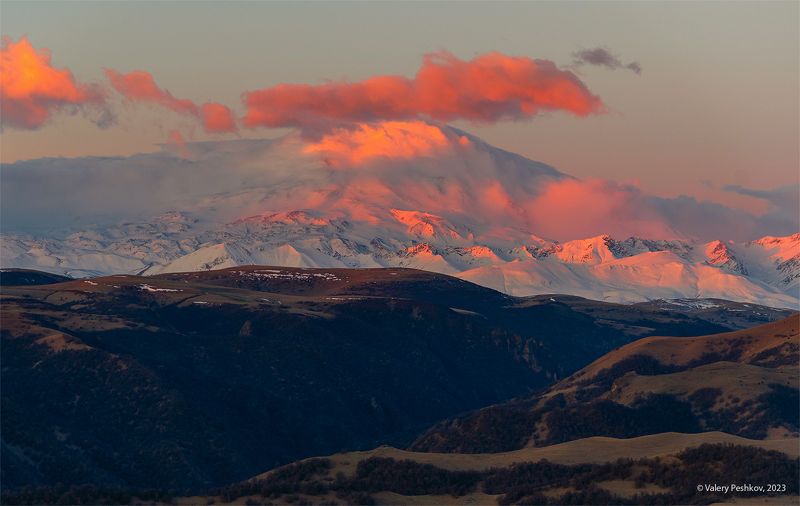 эльбрус, в облаках, рассвет, вершина, облака, утро, пастбища, предгорья, весна, апрель, карачаево черкессия Хроника облачного рассвета фото превью