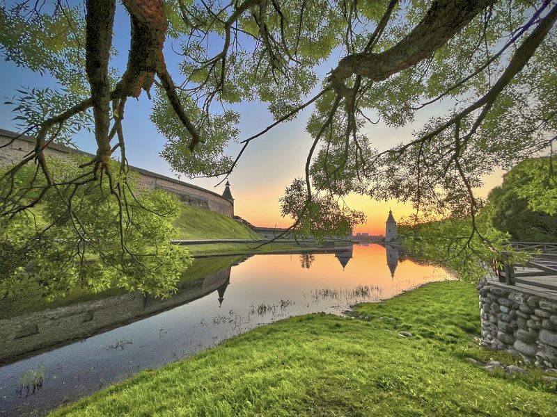 Закат над весенней Псковой фото превью