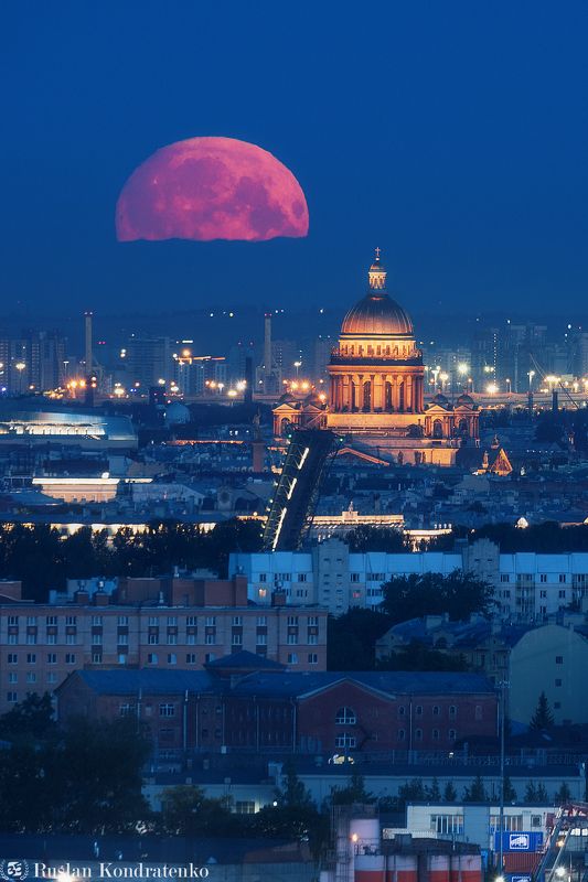 Заход Луны на фоне Исаакиевского собора фото превью