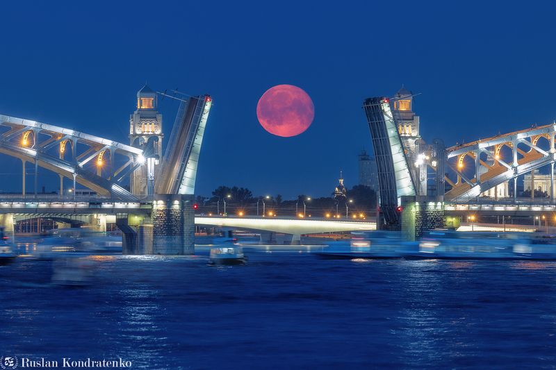 Заход Луны на фоне Большеохтинского моста фото превью