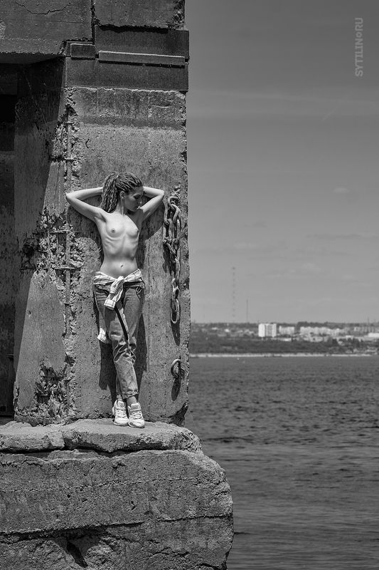 девушка, топлесс, грудь, причал, вода, руины, стоять, молодая, женщина, обнаженная, ,  фото превью
