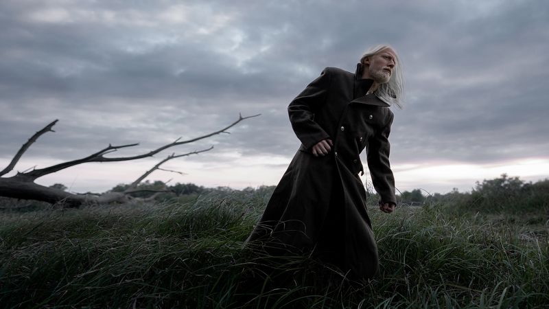 фото, портрет, мужчина, тишина, приключение, пасмурный, серый, опасность, темный Путник фото превью