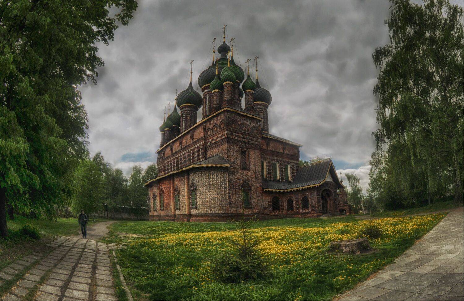 церковь деревья трава одуванчики, Вера Петри