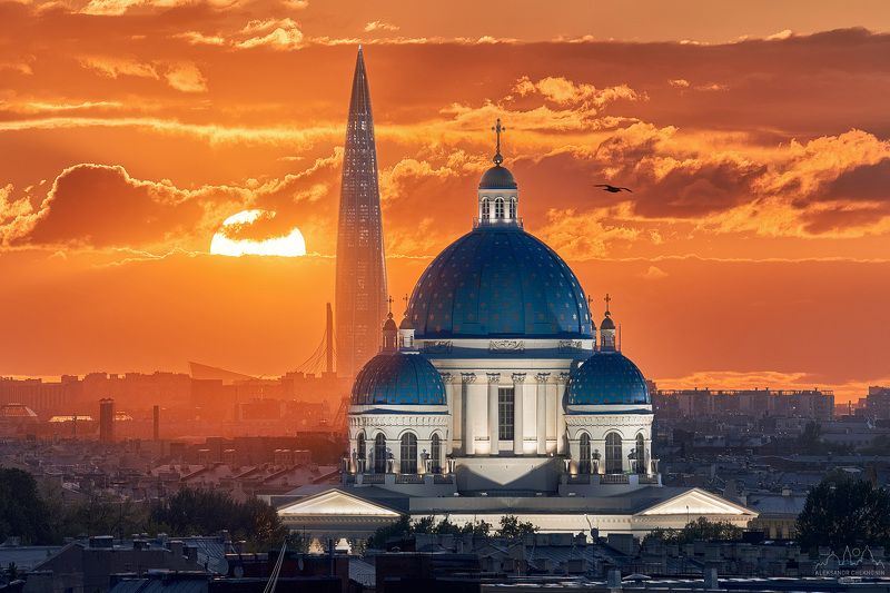 Апельсиновый закат за Троицким собором фото превью